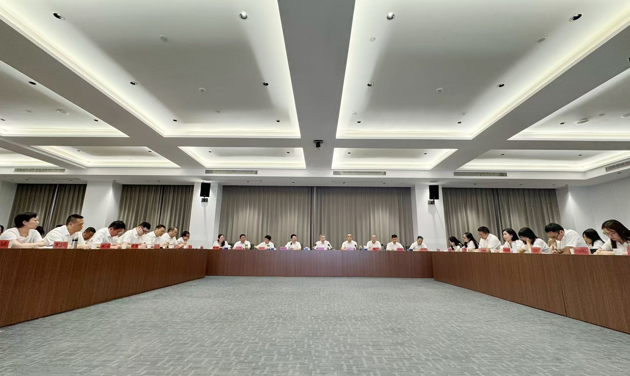 经济工作会.jpg
